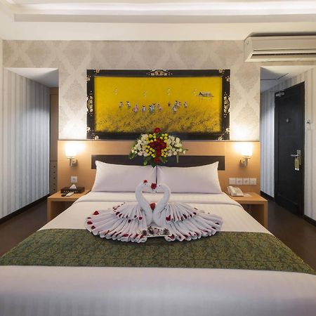 Grand Puri Saron Hotel Malioboro Джокякарта Екстериор снимка