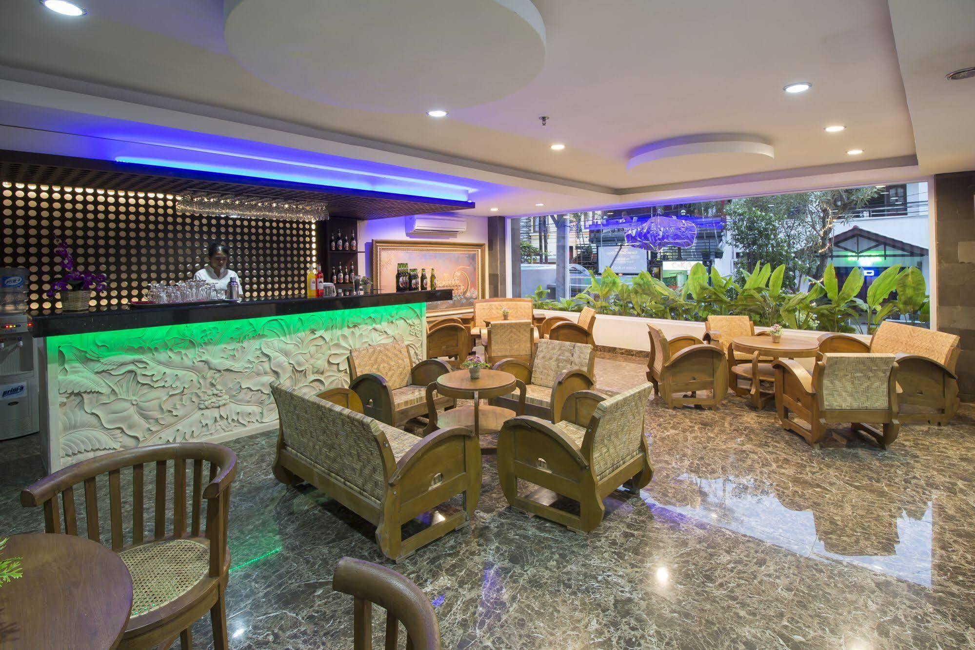 Grand Puri Saron Hotel Malioboro Джокякарта Екстериор снимка