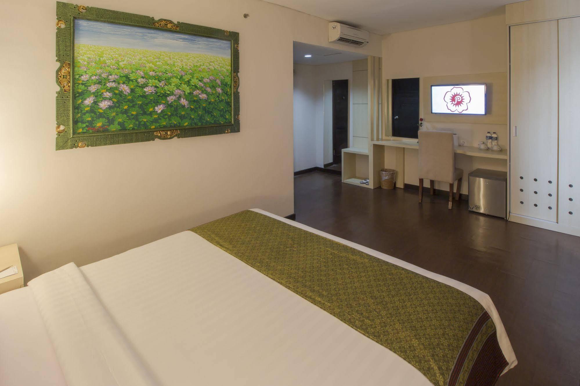 Grand Puri Saron Hotel Malioboro Джокякарта Екстериор снимка