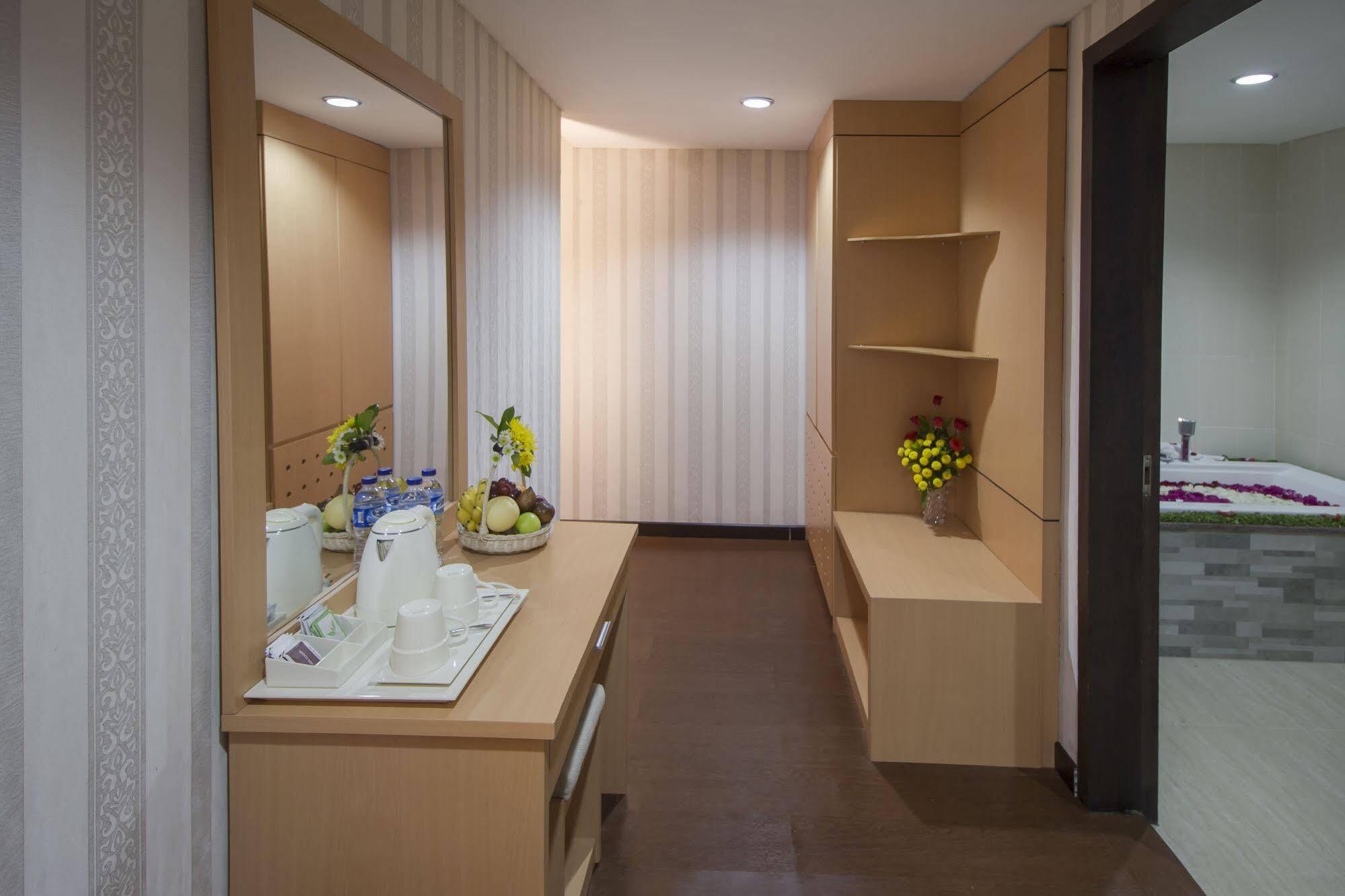 Grand Puri Saron Hotel Malioboro Джокякарта Екстериор снимка