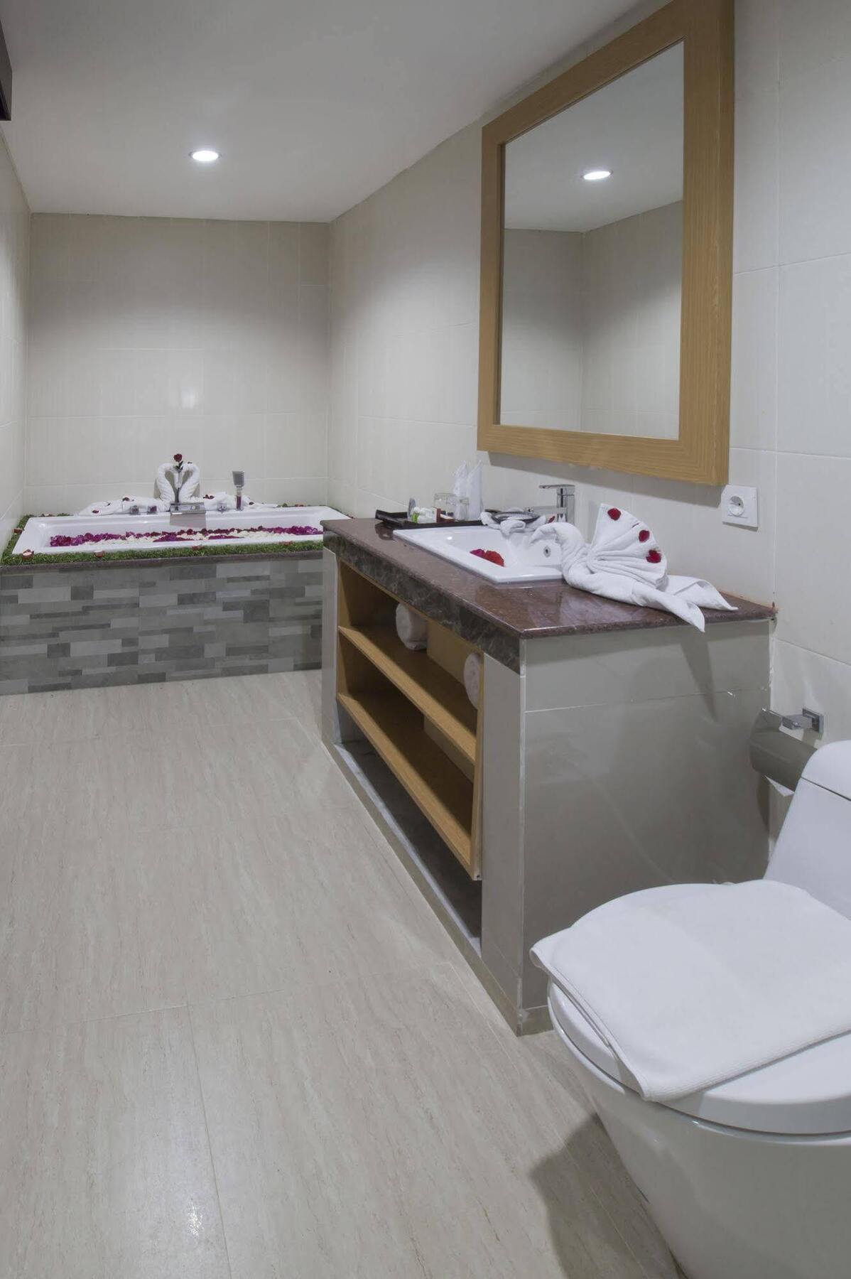 Grand Puri Saron Hotel Malioboro Джокякарта Екстериор снимка