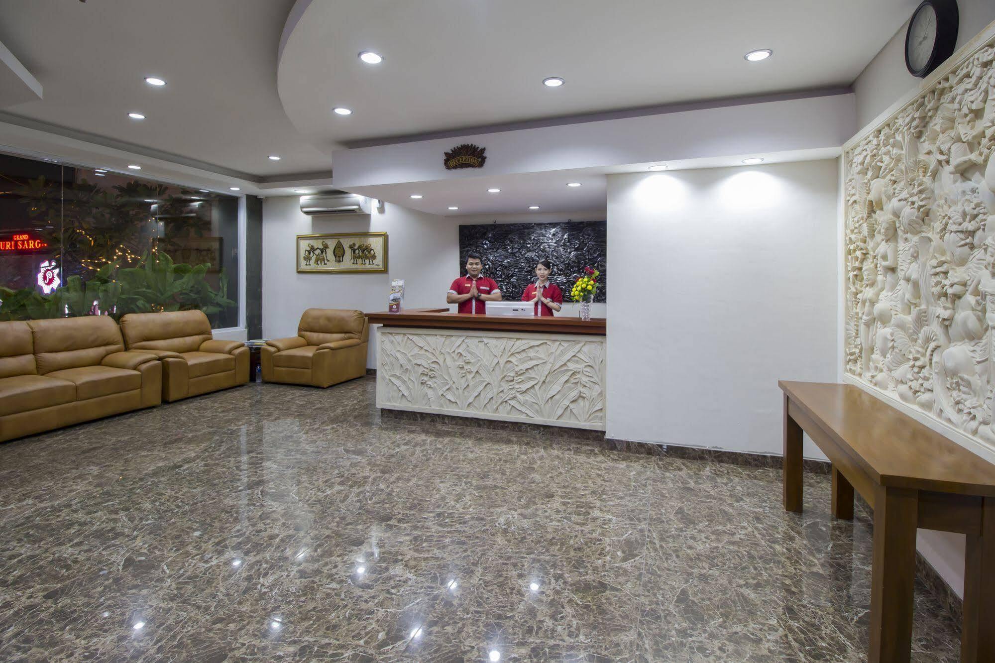 Grand Puri Saron Hotel Malioboro Джокякарта Екстериор снимка