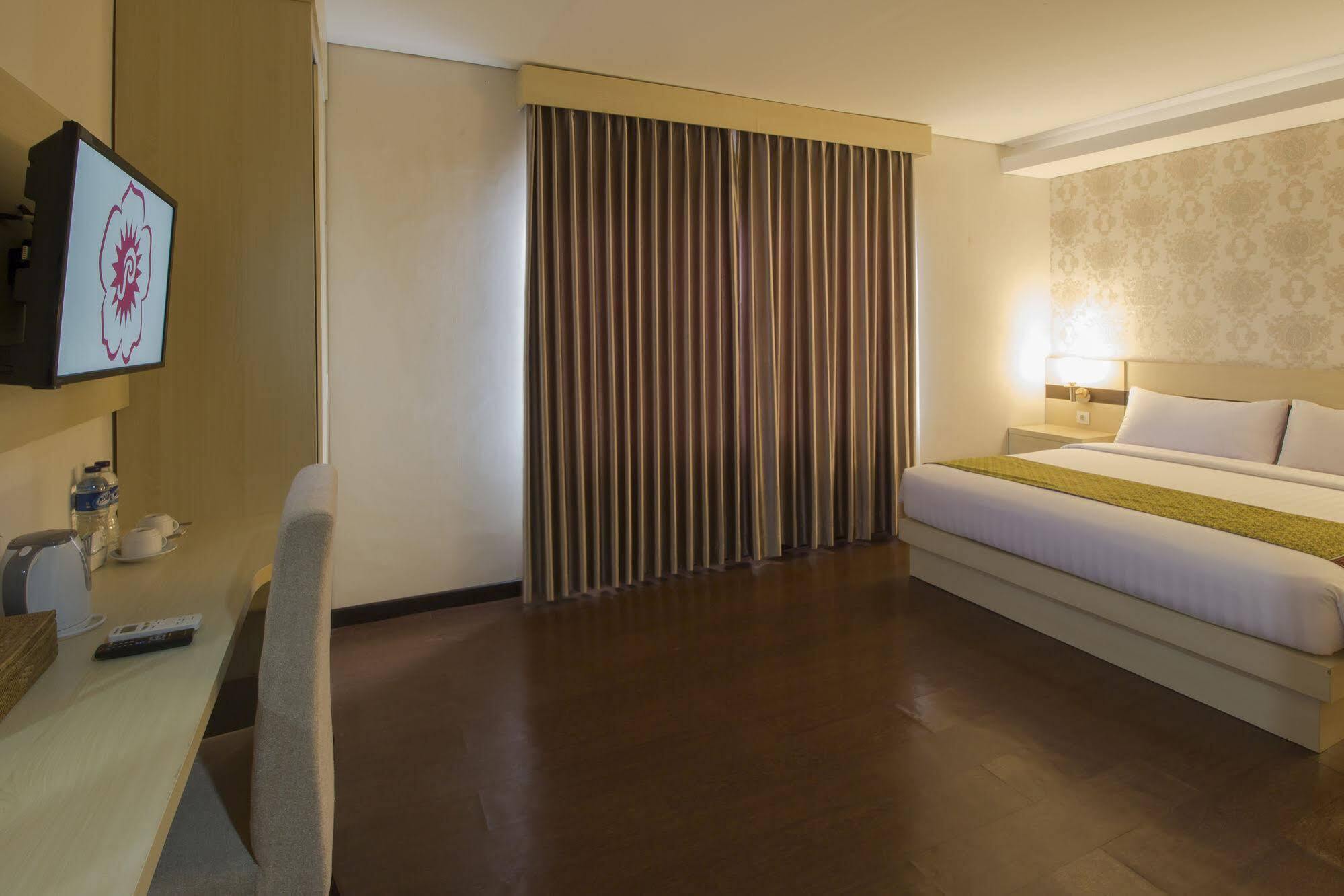 Grand Puri Saron Hotel Malioboro Джокякарта Екстериор снимка