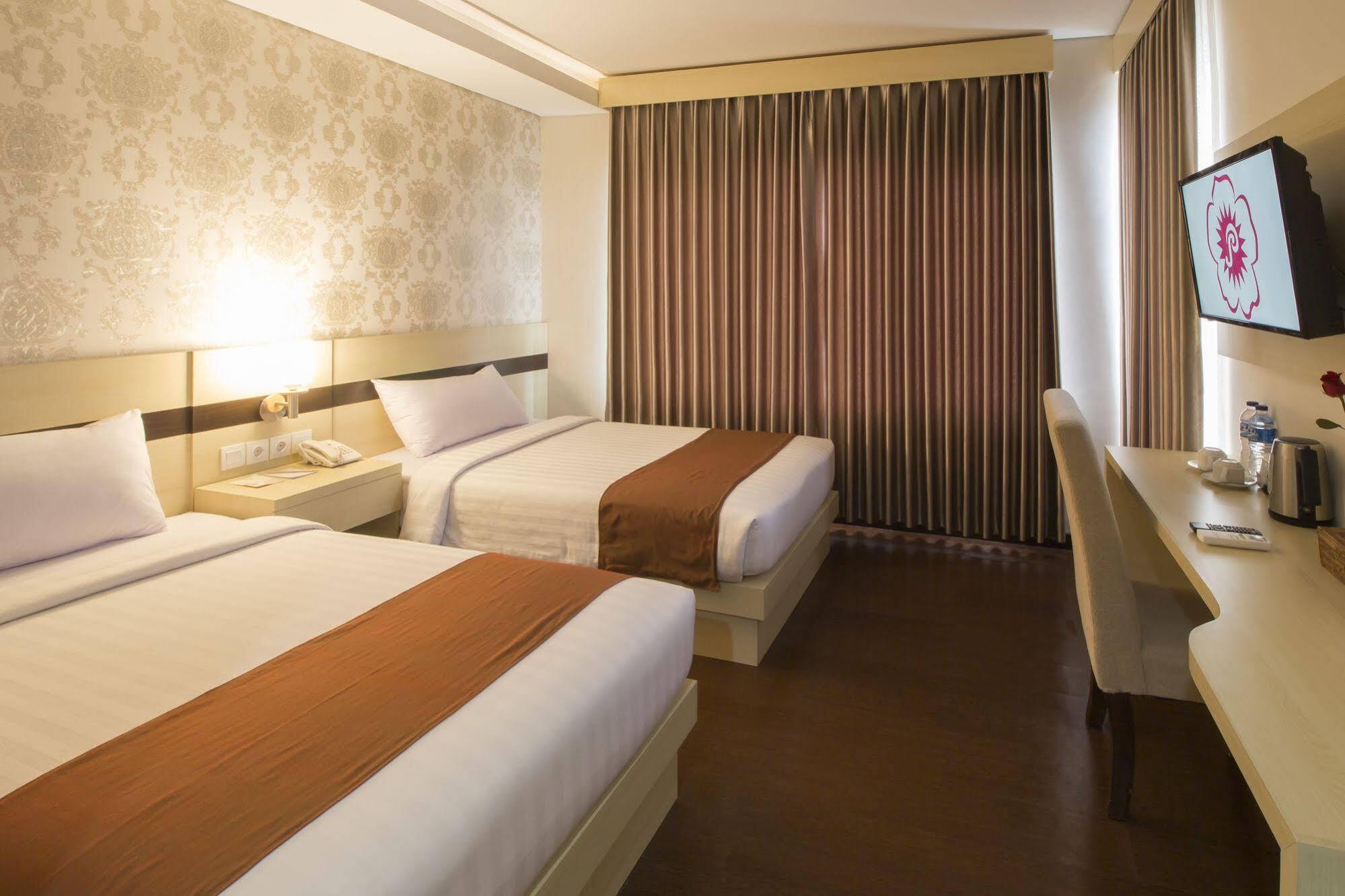 Grand Puri Saron Hotel Malioboro Джокякарта Екстериор снимка