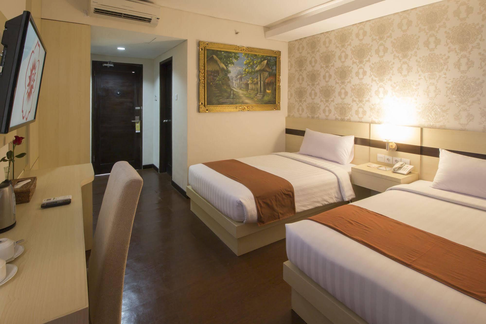 Grand Puri Saron Hotel Malioboro Джокякарта Екстериор снимка