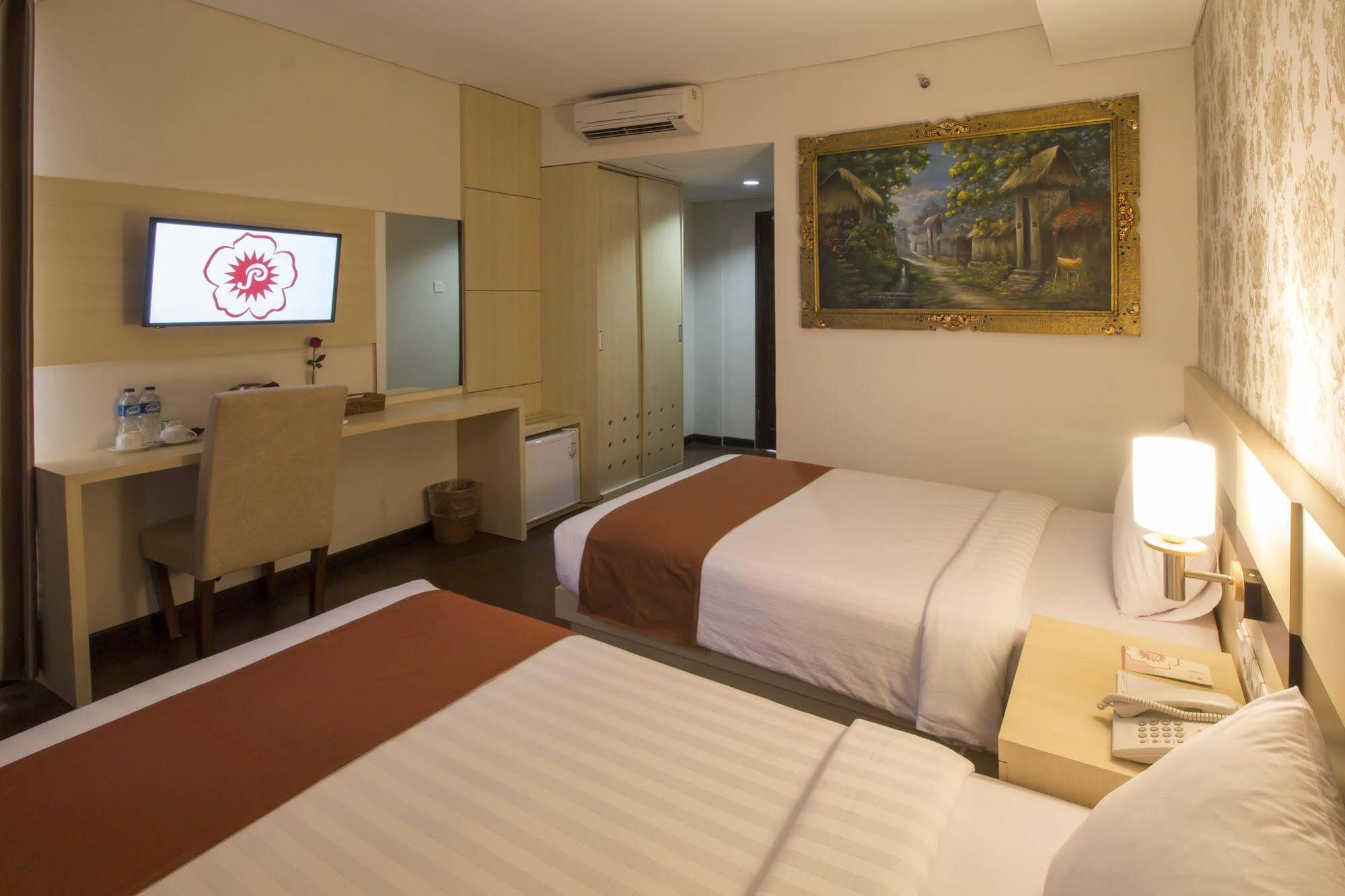Grand Puri Saron Hotel Malioboro Джокякарта Екстериор снимка