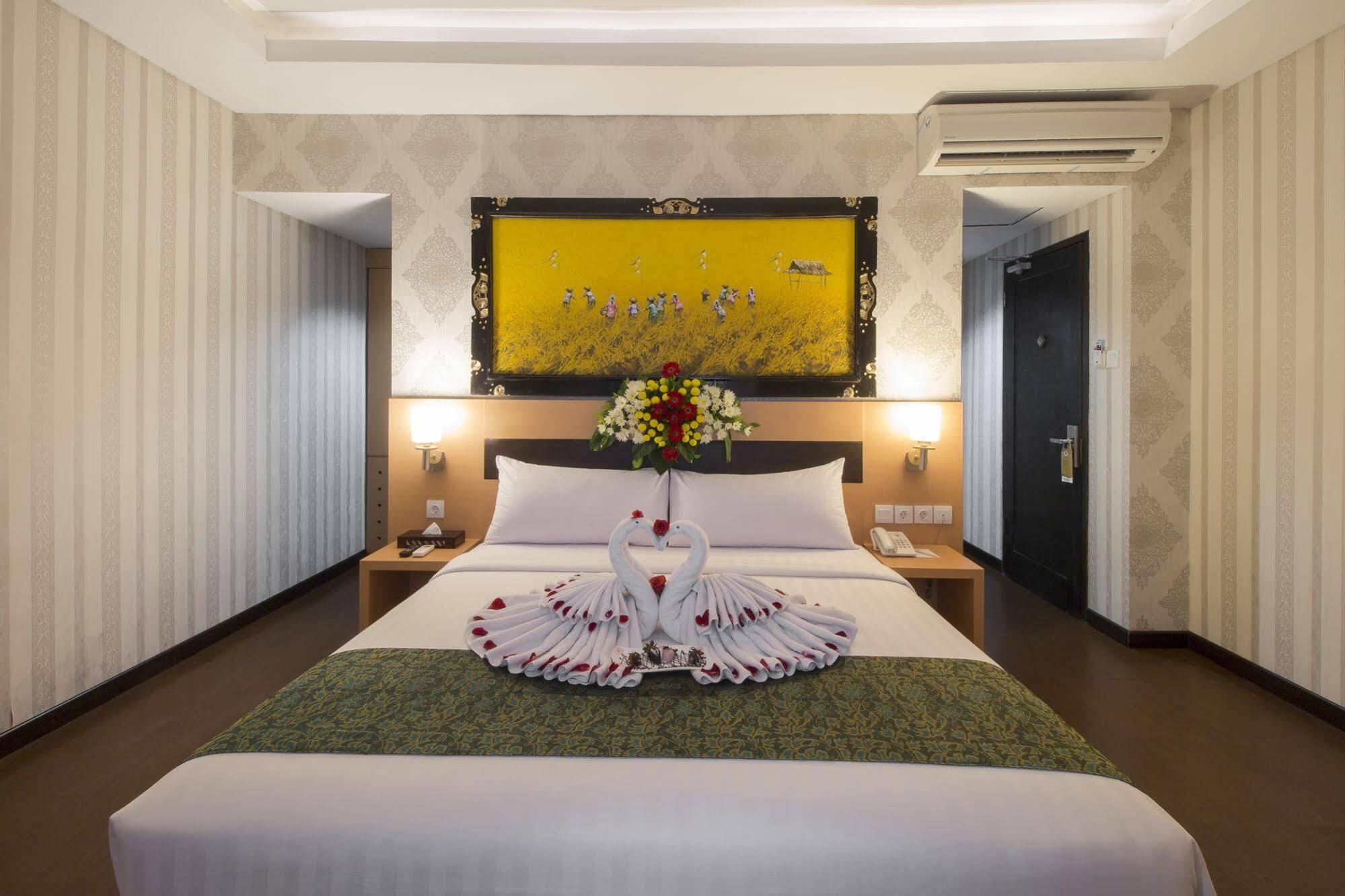 Grand Puri Saron Hotel Malioboro Джокякарта Екстериор снимка