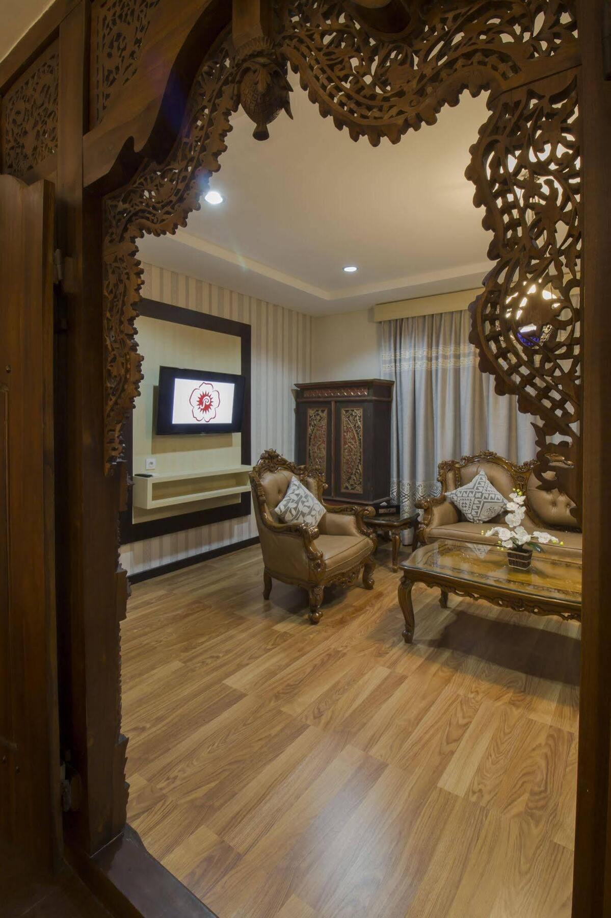 Grand Puri Saron Hotel Malioboro Джокякарта Екстериор снимка