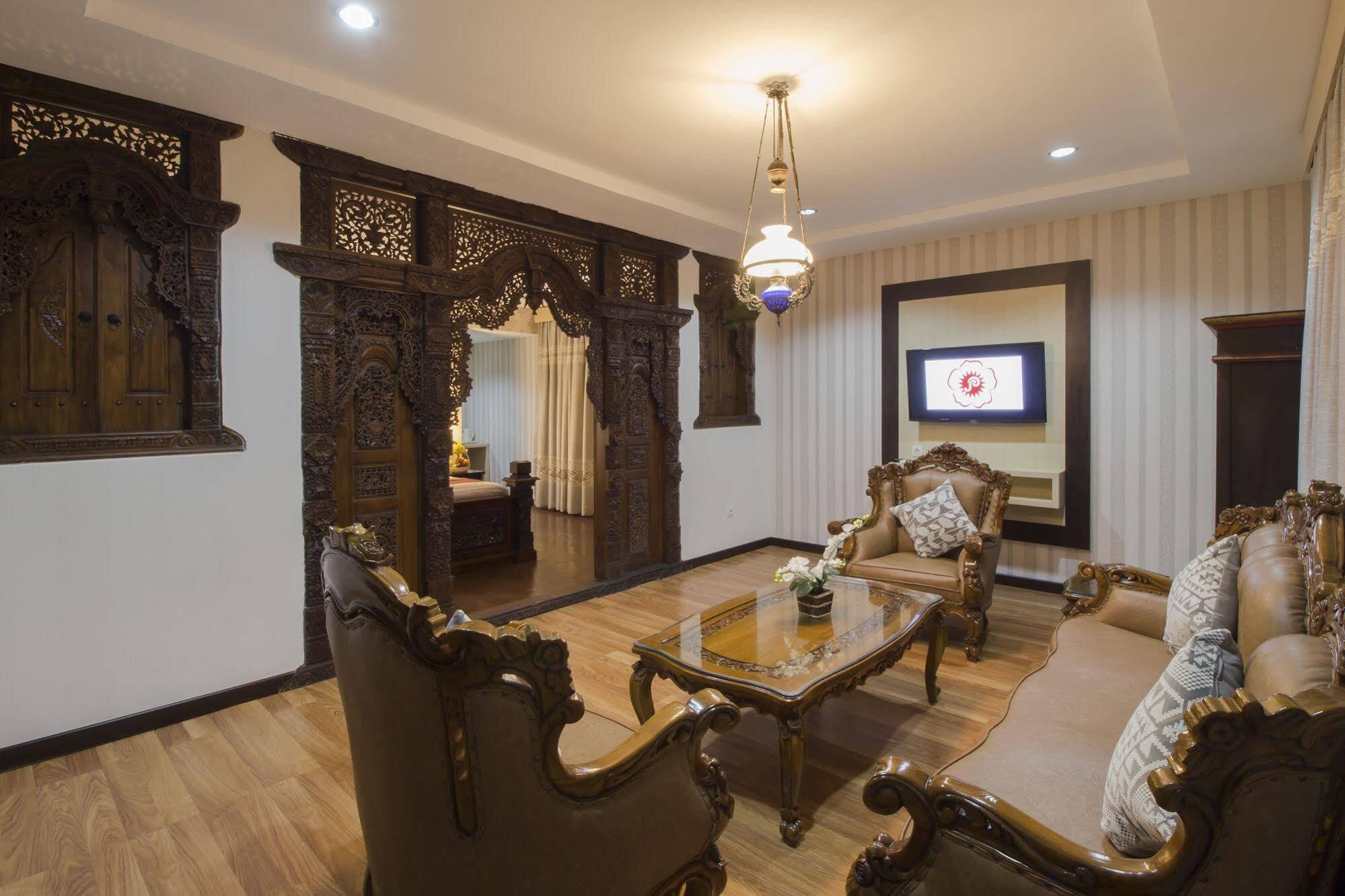 Grand Puri Saron Hotel Malioboro Джокякарта Екстериор снимка