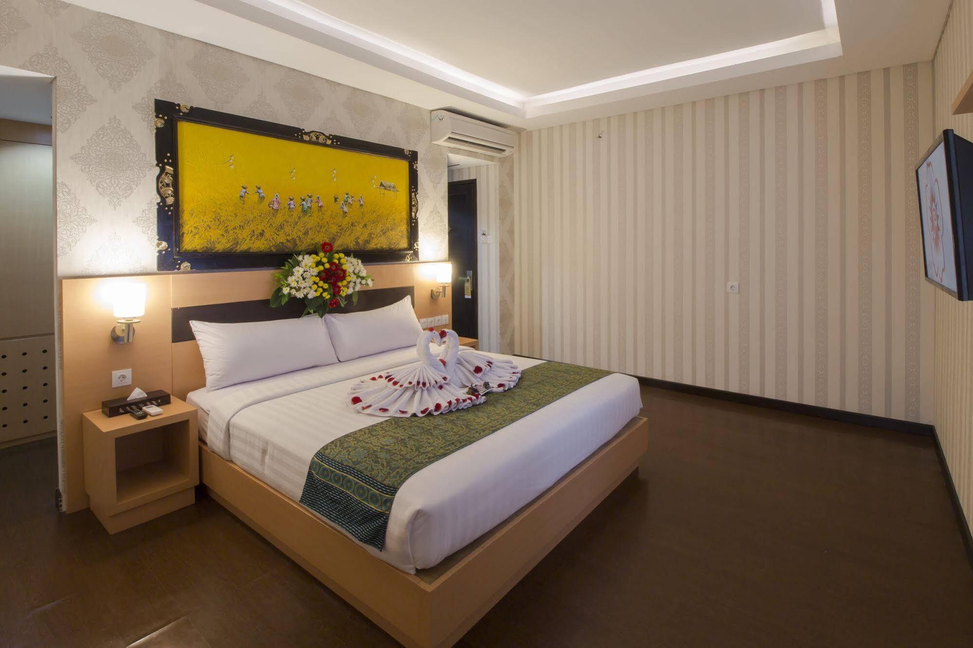 Grand Puri Saron Hotel Malioboro Джокякарта Екстериор снимка