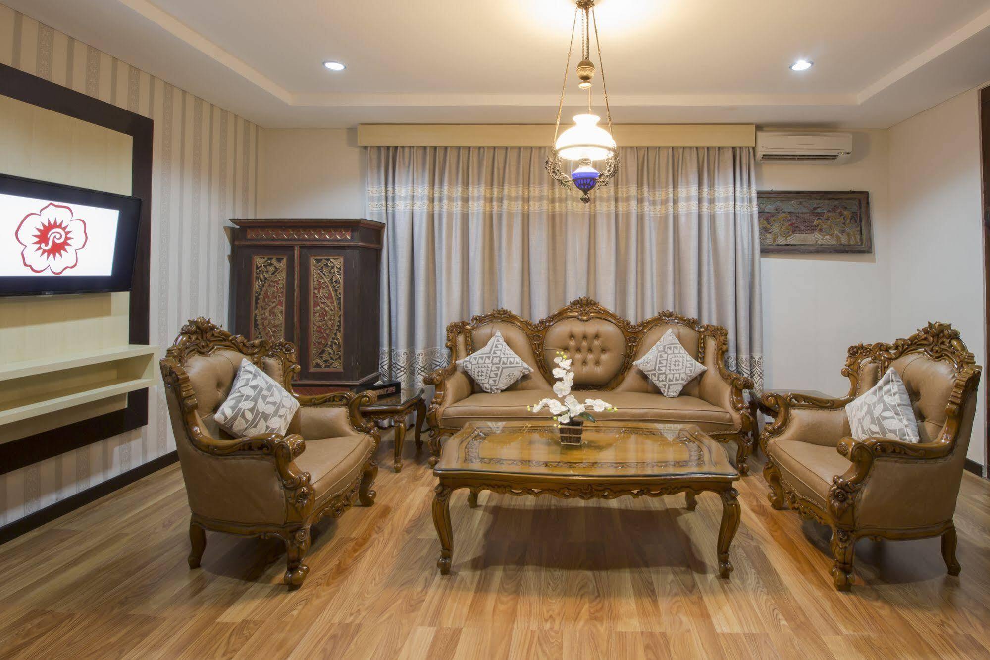 Grand Puri Saron Hotel Malioboro Джокякарта Екстериор снимка